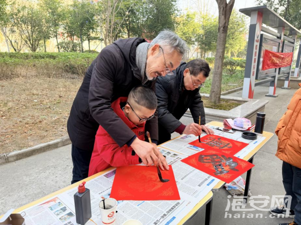 丹凤社区：浓浓墨香迎新春 义写春联送祝福463.png